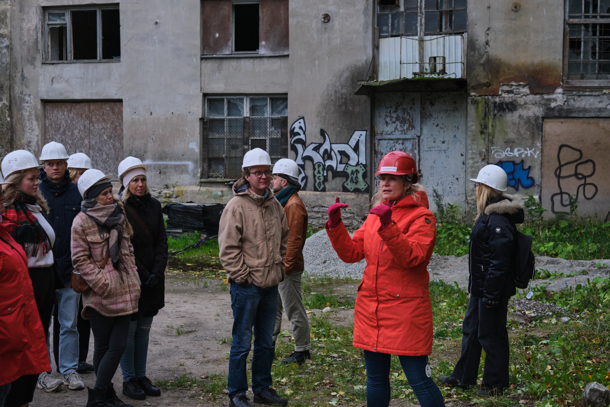 A moment from a guided tour in Noblessnerx Stalker in Open House Tallinn 2023. Photo by Kevin Loigu. Courtesy of Eesti Arhitektuurikeskus MTÜ