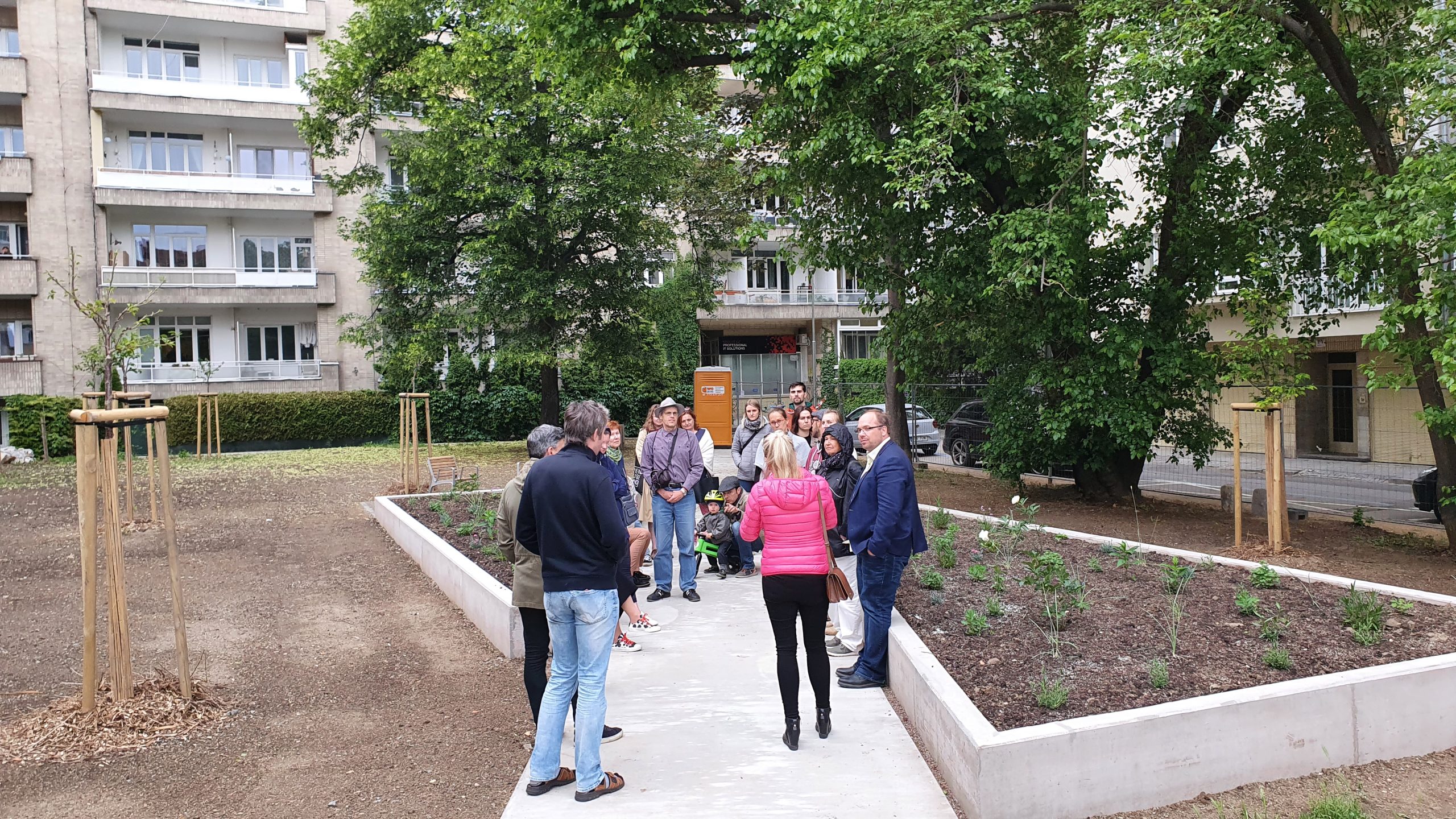 A moment from a guided tour of the park vnitroblok Hoppova in Open House Brno 2022. Courtesy of Spolek Kultura & Management